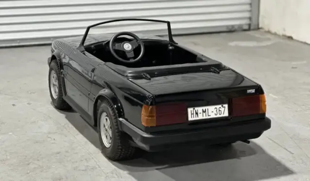 Продадоха най-малкото BMW E30 в света