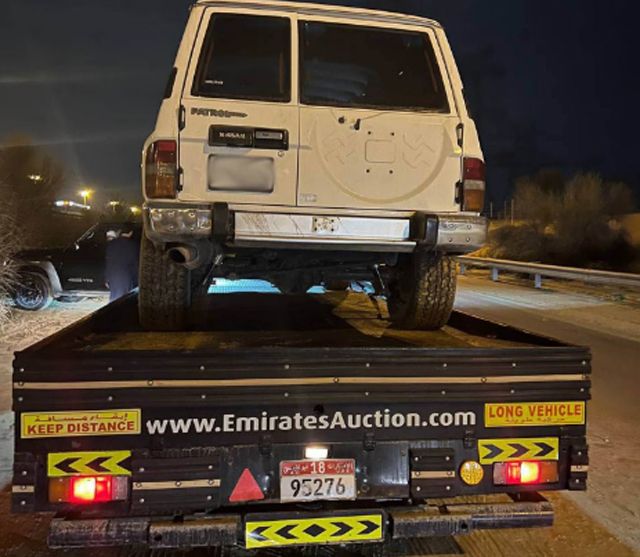 Дубайската полиция конфискува 90 автомобила, след незаконни каскади при проливен дъжд