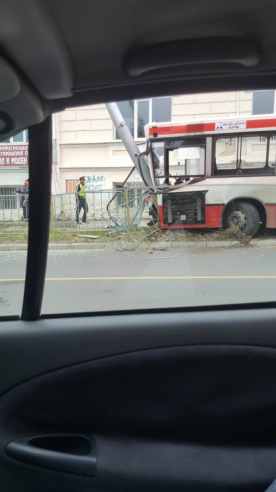 Автобус се вряза в стълб във Варна, има ранени
