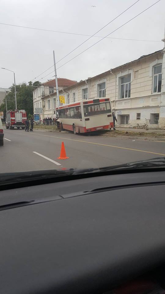 Автобус се вряза в стълб във Варна, има ранени