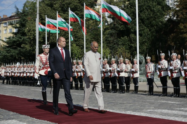 Румен Радев посрещна президента на Индия (СНИМКИ)