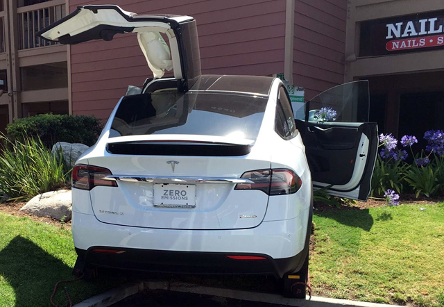 Tesla Model X се разби заради внезапно ускорение
