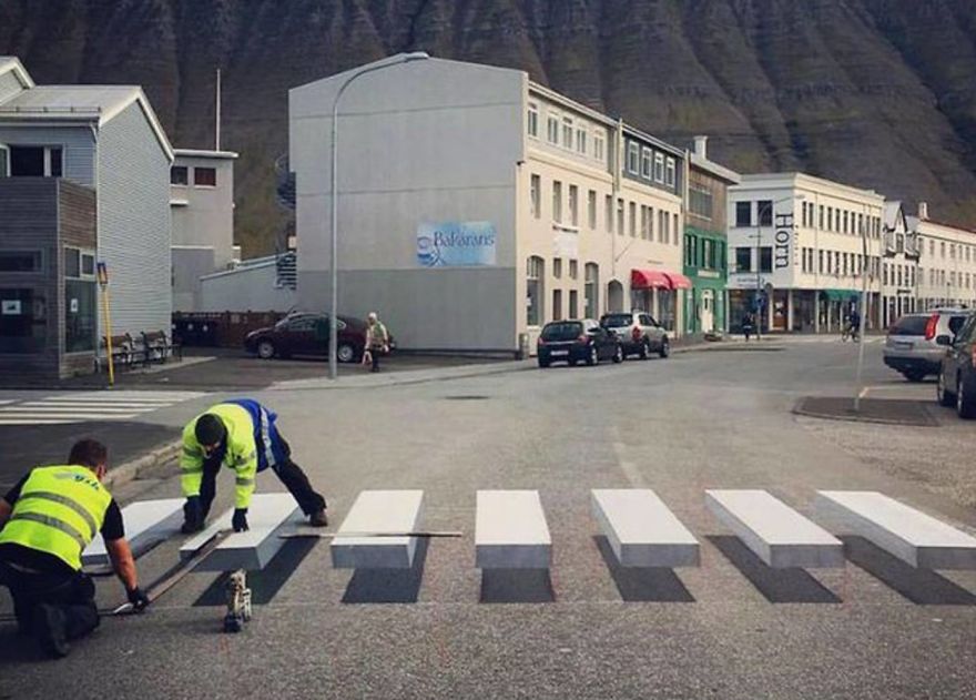 3D зебри плашат шофьорите в Исландия (ВИДЕО)