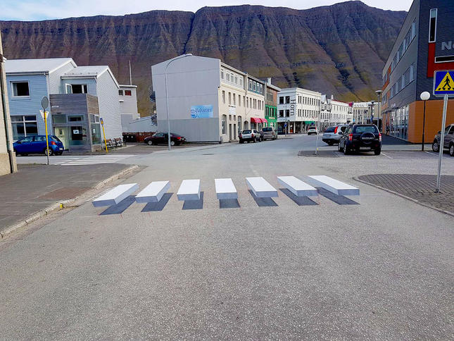 3D зебри плашат шофьорите в Исландия (ВИДЕО)