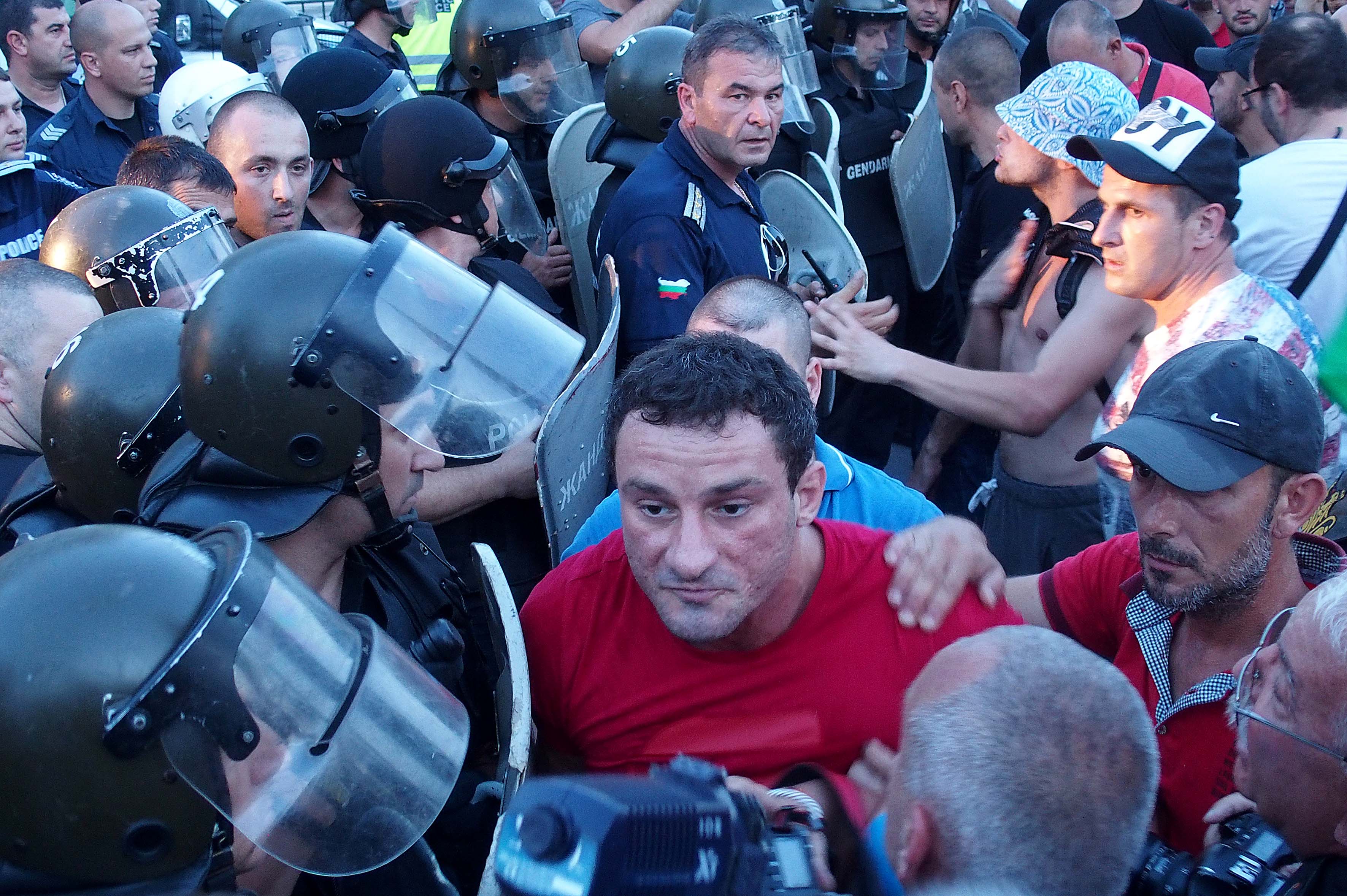 3000 протестираха в Асеновград, задържаха Низамов