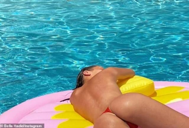 Бела Хадид се показа по голи гърди край басейна (СНИМКИ)