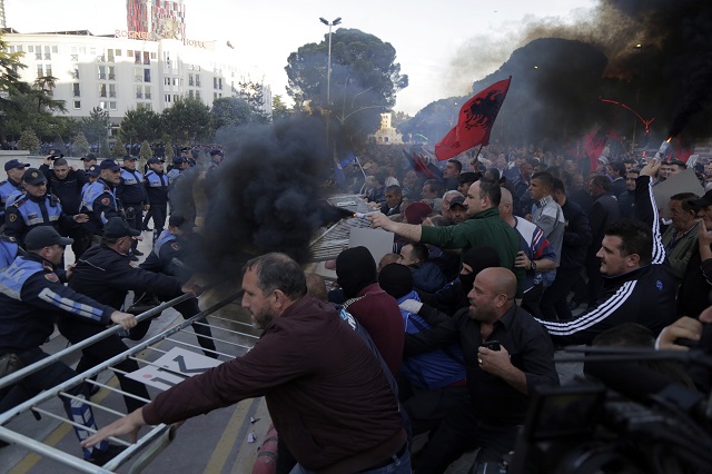 Албания е на прага на революция (СНИМКИ)