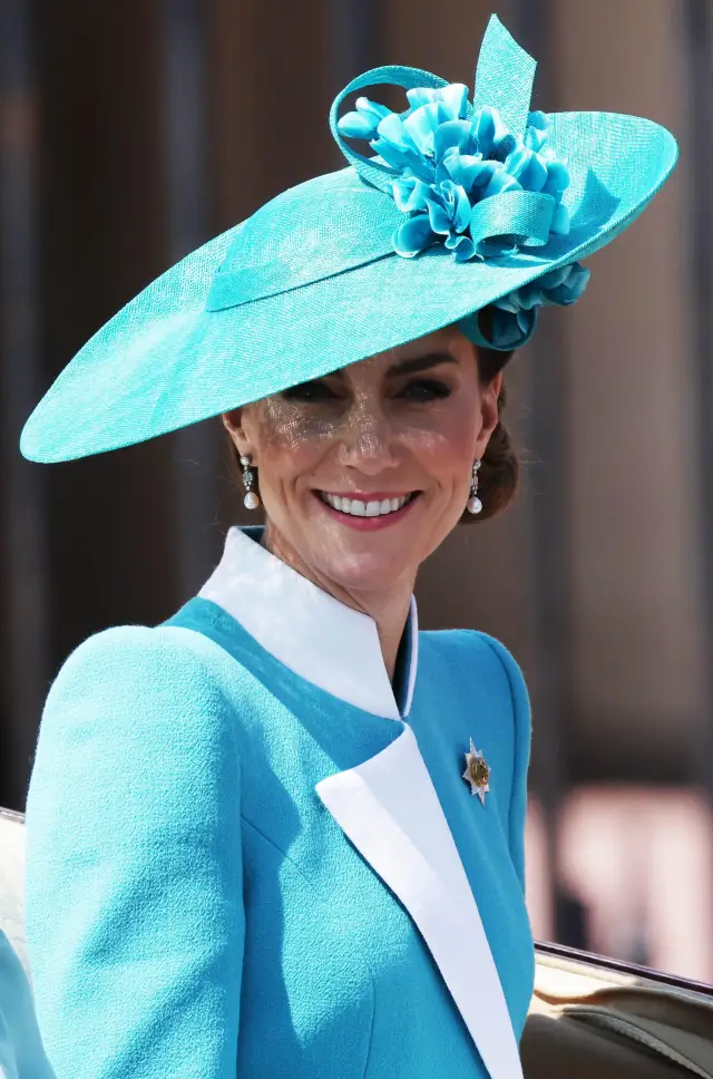 Кейт Мидълтън пресъздаде паметен тоалет на принцеса Даяна (СНИМКИ)