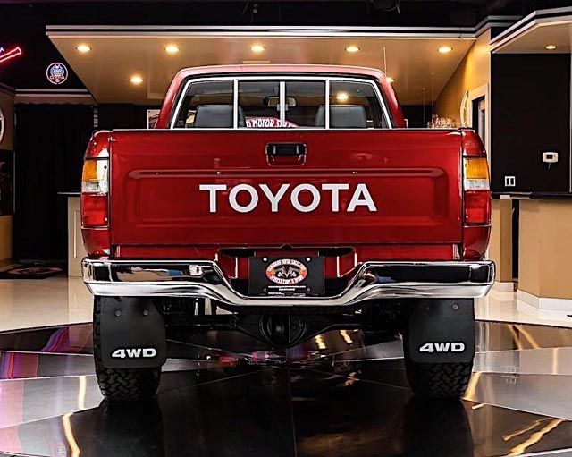  Защо 30-годишен пикап Toyota коства повече от нов Hilux (ВИДЕО) 