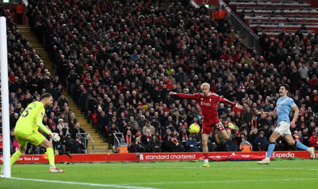 Ман Сити остава в борбата за купата след драма на " Анфийлд " 