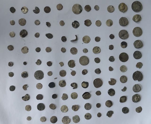  Гранични служители на реда иззеха голям брой антични монети и предмети (СНИМКИ) 