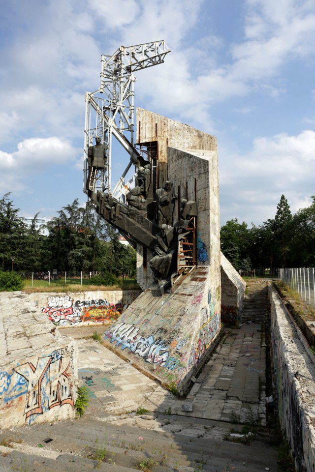 Демонтират паметника пред НДК
