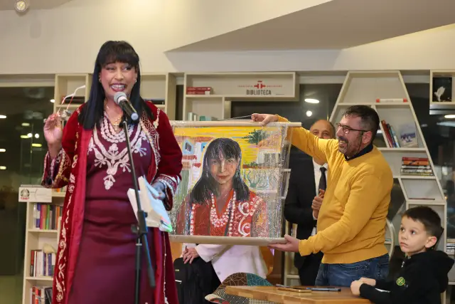  Премиерата на „ Цвете от патрони “ препълни „ Перото “ в НДК (ВИДЕО) 