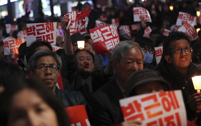 Хиляди южнокорейци поискаха президентът да си ходи (Снимки)