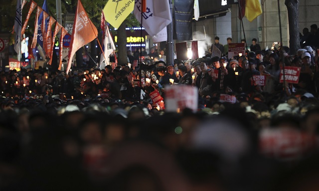 Хиляди южнокорейци поискаха президентът да си ходи (Снимки)