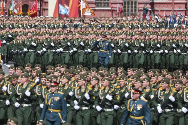  10 000 бойци маршируваха на Червения площад пред специфичен посетител от Далечния изток, Тръмп заплаши Путин 