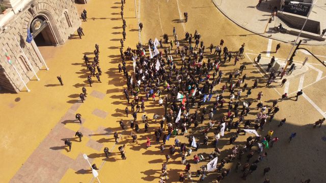  Вижте отвисоко двойния митинг на медици и против новите Коронавирус ограничения 