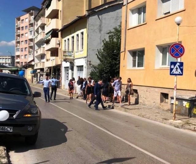  Сватбари затвориха централна улица във Враца (СНИМКИ) 