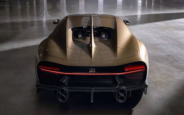 Bugatti рисува ръчно "златния" хиперавтомобил Chiron Super Sport