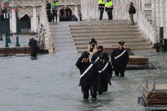Венеция си отдъхна! Водата спада