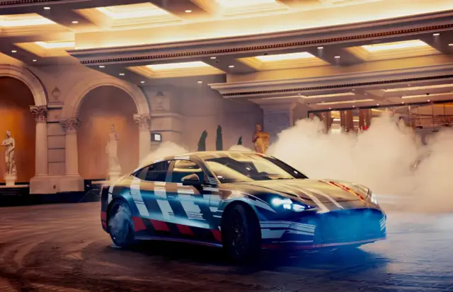 Холивудски блясък и хиляда "коня": Брад Пит и Джордж Ръсел взривиха Лас Вегас с "чудовище" от Mercedes-AMG (ВИДЕО)