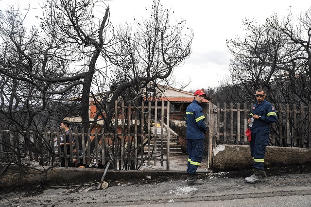 Траур в Гърция, битката с пламъците продължава (СНИМКИ)