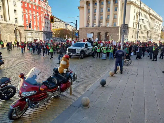 Протест в София търси истината за смъртта на моториста Момчил Георгиев (СНИМКИ)