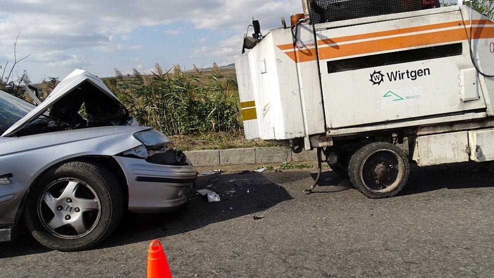 Шофьор се заби в пътно-строителна машина и загина на място (СНИМКИ)