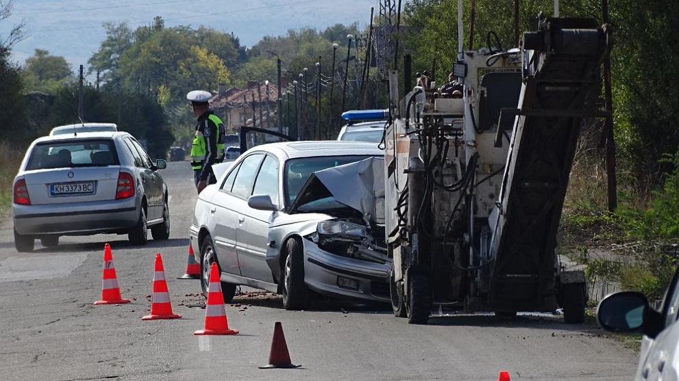 Шофьор се заби в пътно-строителна машина и загина на място (СНИМКИ)