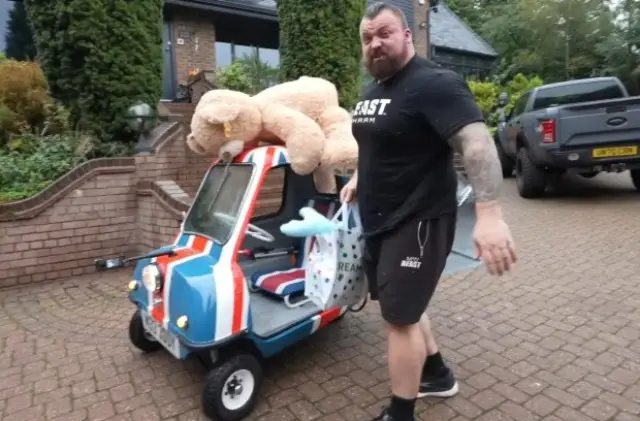 Най-силният човек в света си купи най-малката серийна кола