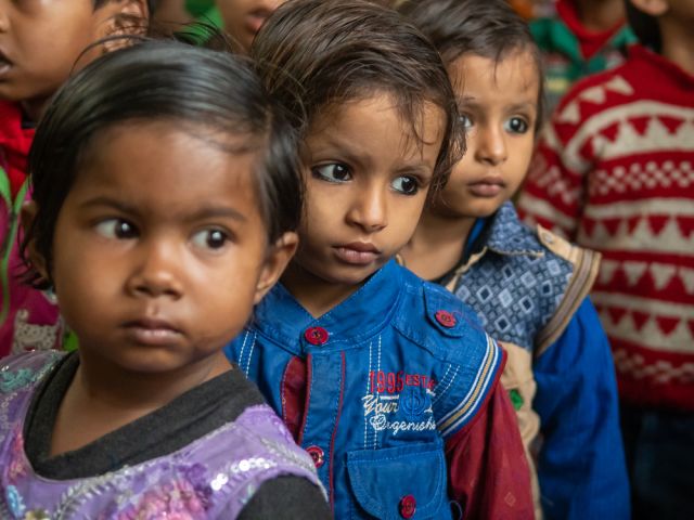 Индия ще предоставя стипендии и психологическа помощ на деца, останали сираци заради COVID-19