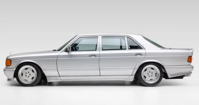 Този 35-годишен Mercedes W126 от AMG смени собственика си за сума, с която можете да си купите чисто нов премиум автомобил