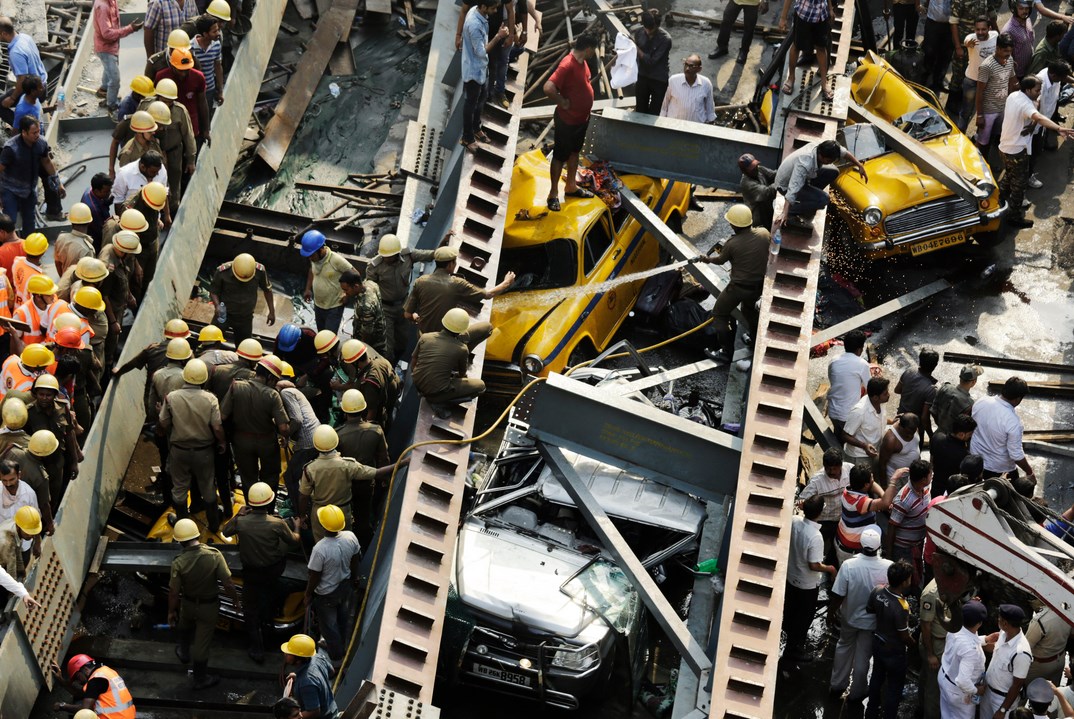 Надлез се срути и уби 20 души в Калкута (СНИМКИ)