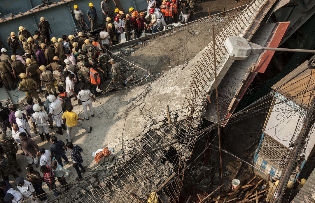Надлез се срути и уби 20 души в Калкута (СНИМКИ)