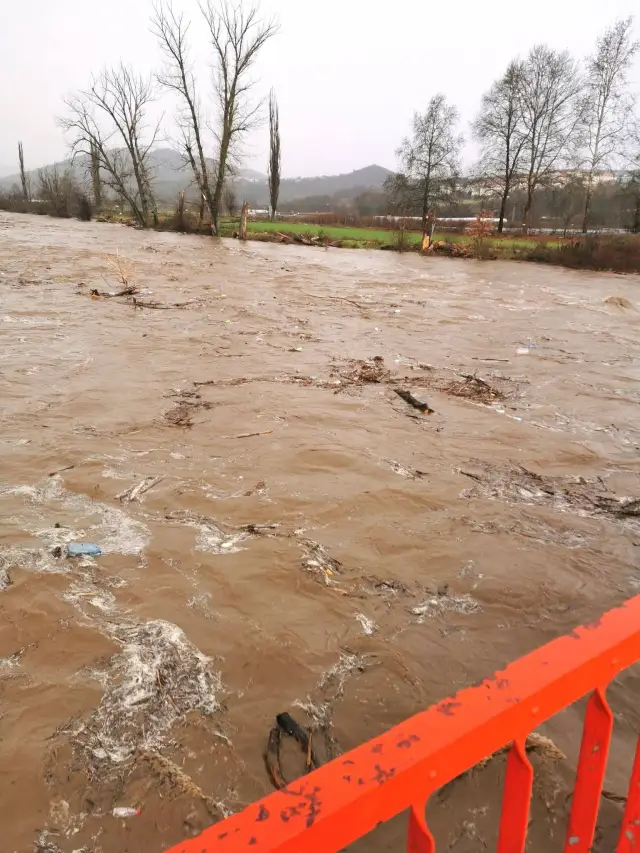 Потоп в Крумовградско: Придошла река скъса мост и наводни пътища, ниви и помпени станции ВИДЕA+СНИМКИ