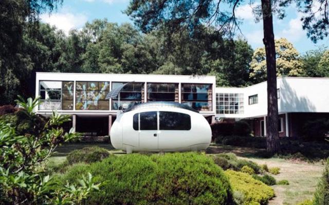Автономна къща с форма на яйце за живеене извън града