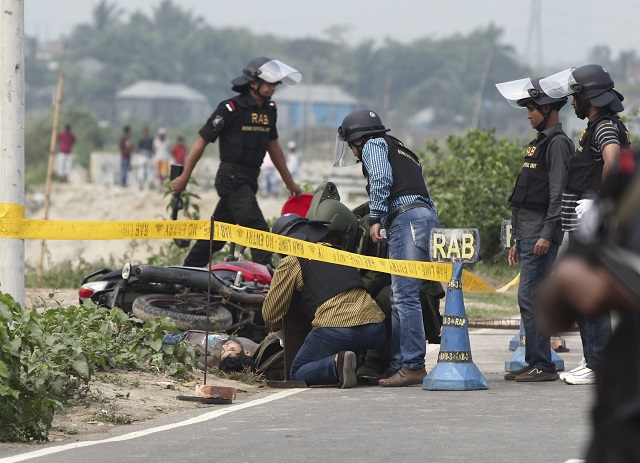 Ликвидираха атентатор-самоубиец в Дака (СНИМКИ)