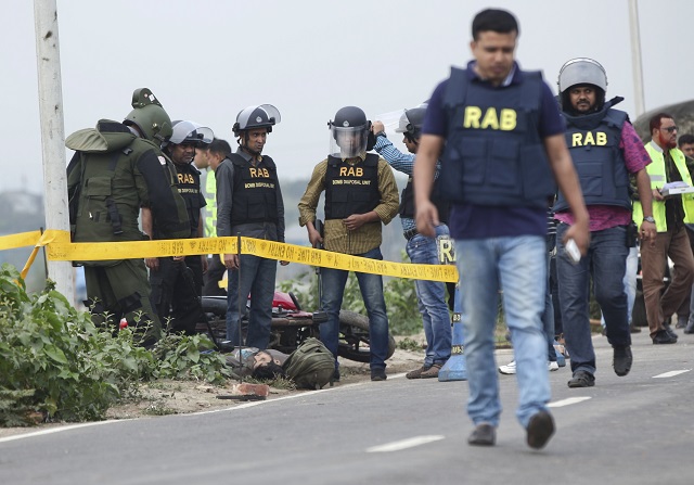Ликвидираха атентатор-самоубиец в Дака (СНИМКИ)