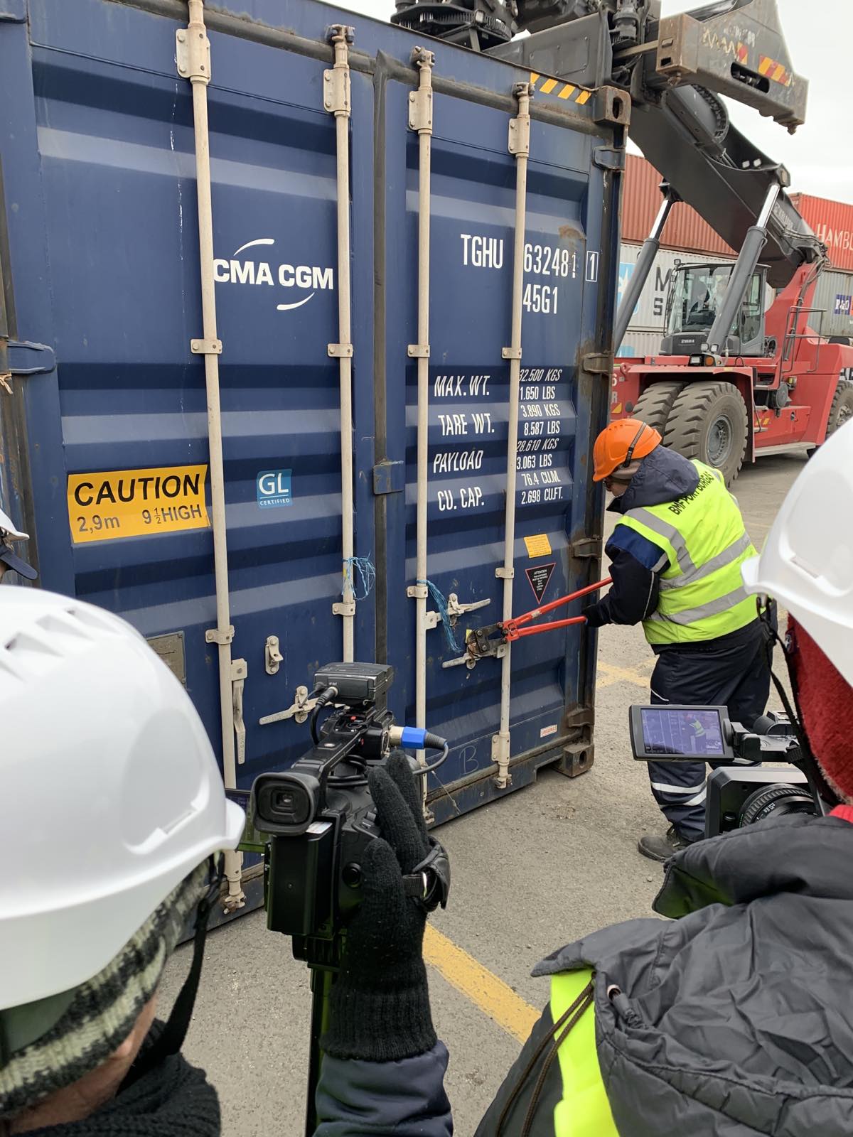 Няма радиоактивен или токсичен боклук от Италия на порт Бургас СНИМКИ