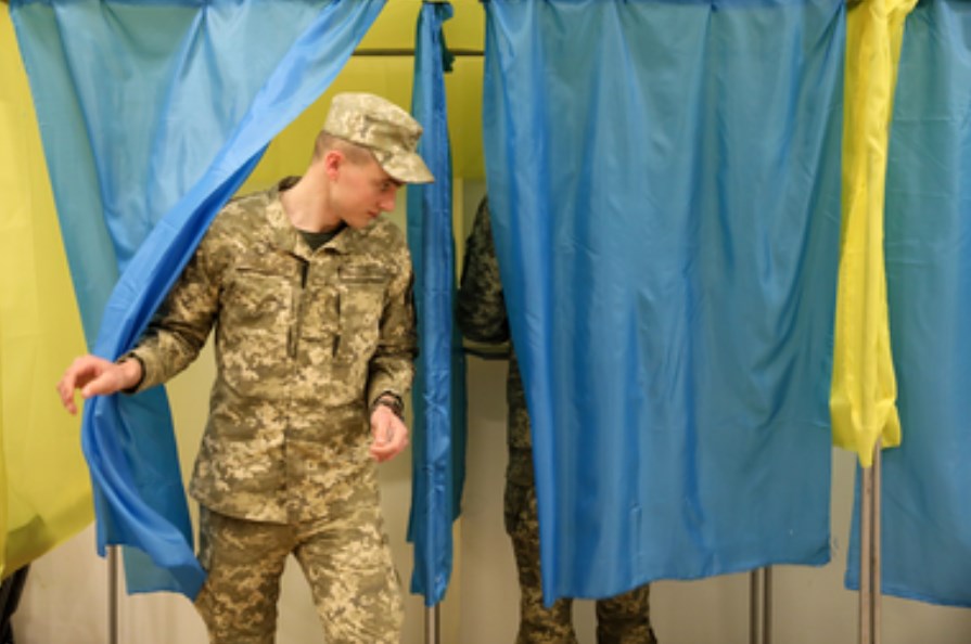 Напрегнат изборен ден в Украйна