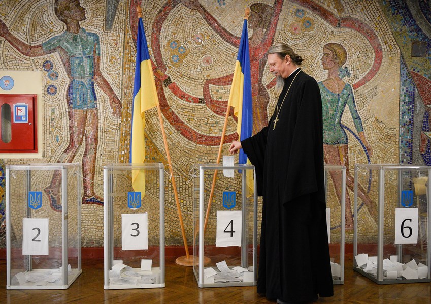 Напрегнат изборен ден в Украйна