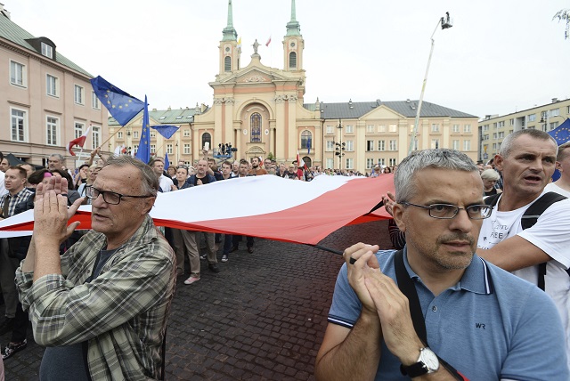 Полша продължава да играе по нервите на ЕС (СНИМКИ)