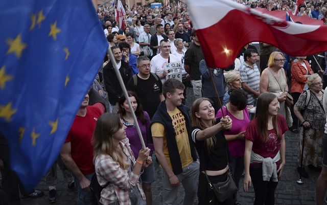 Полша продължава да играе по нервите на ЕС (СНИМКИ)