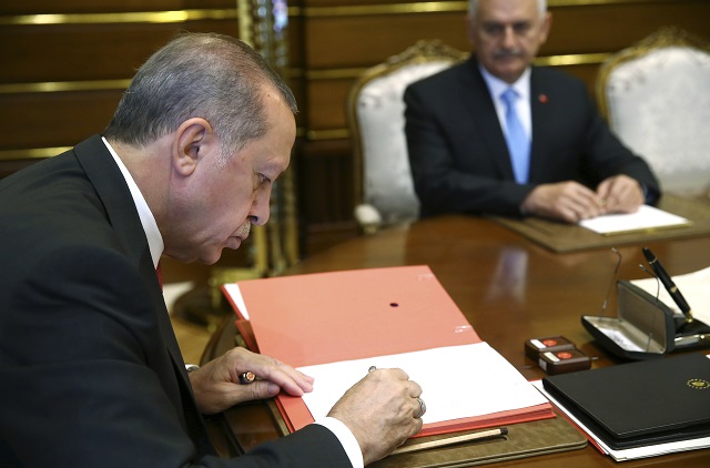 Ердоган: Западът е като акула, надушила кръв
