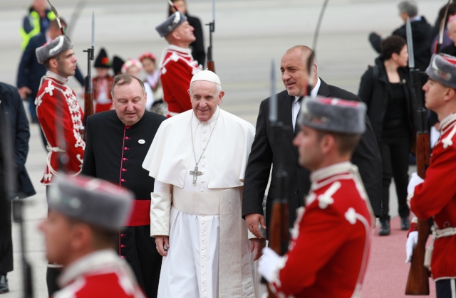 Папата кацна в България