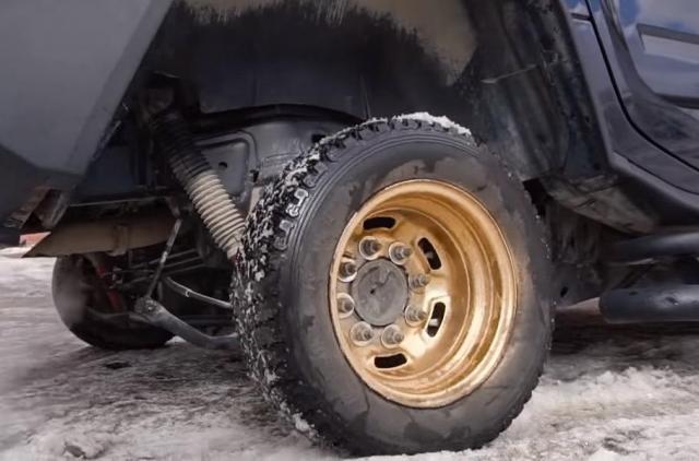 Hummer H2 смени "обувките си" с 13-цолови колела от Жигули (ВИДЕО)