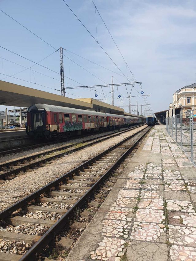Първо във ФАКТИ: Десетки полицаи с автомати проверяват влак на гара Пловдив СНИМКИ