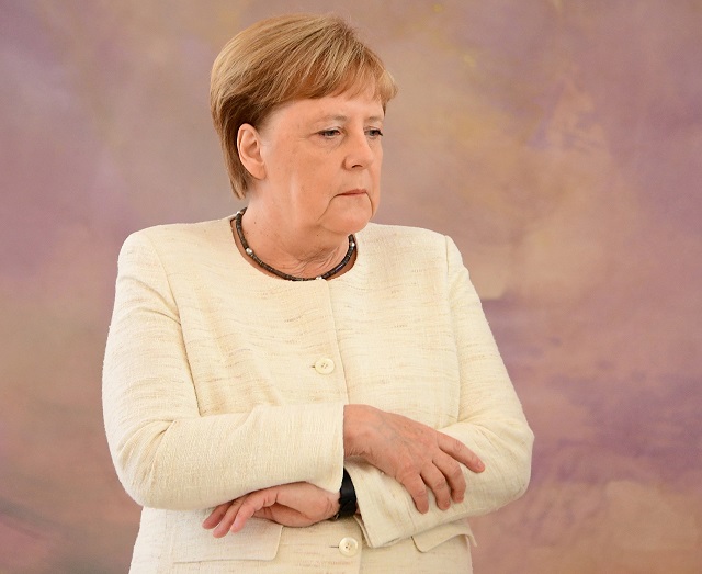Има ли проблем със здравето си Меркел? (ВИДЕО+СНИМКИ)