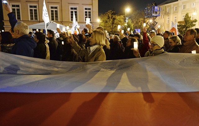 Полша отново отказа да заспи (СНИМКИ)