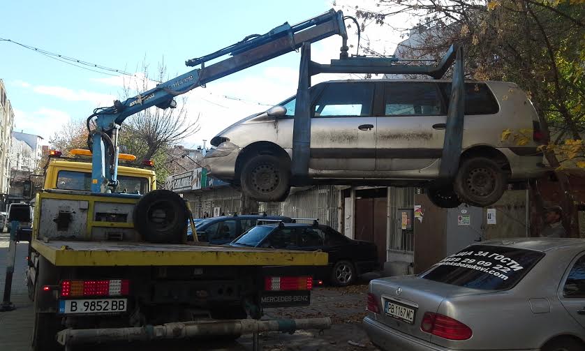 В Пловдив вдигаха изоставени коли
